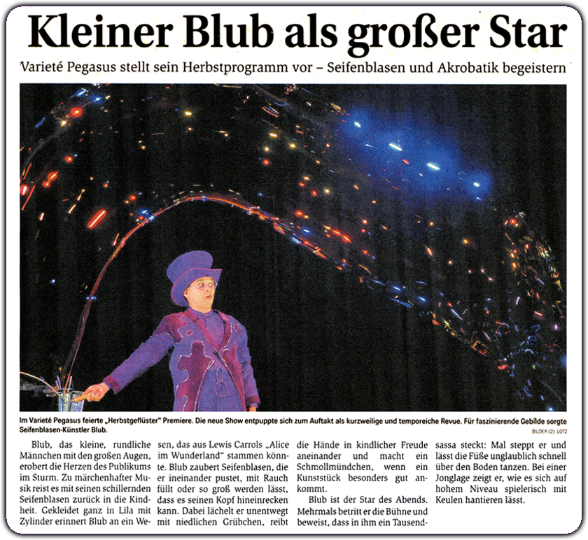 Varieté Act mit Seifenblasenkunst als Unterhaltungseinlage für Fest, Showkünstler mit Akrobatik Show als Varietéspektakel.