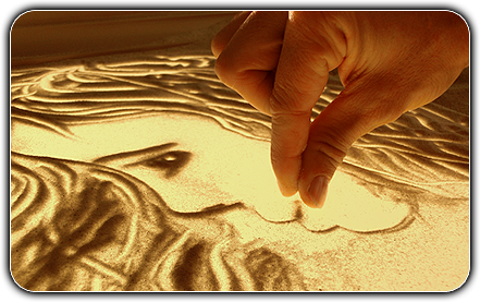 Sandmaler mit Sand Animationskunst als Sandshow bei Varieté Abend