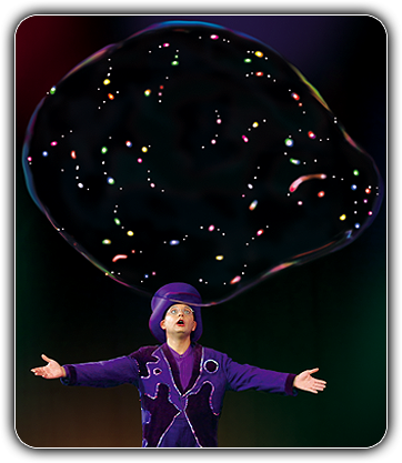 Zauberer und Kleinkünstler mit großen Seifenblasen als Event Unterhaltung Show Programm mit Seifenblasenkunst