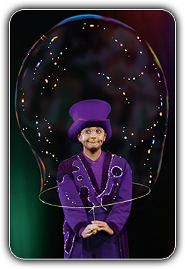 Visuelle Showeinlage mit gigantischen Seifenblasen von Seifenblasenkünstler als Seifenblasenkunst für Gala Show