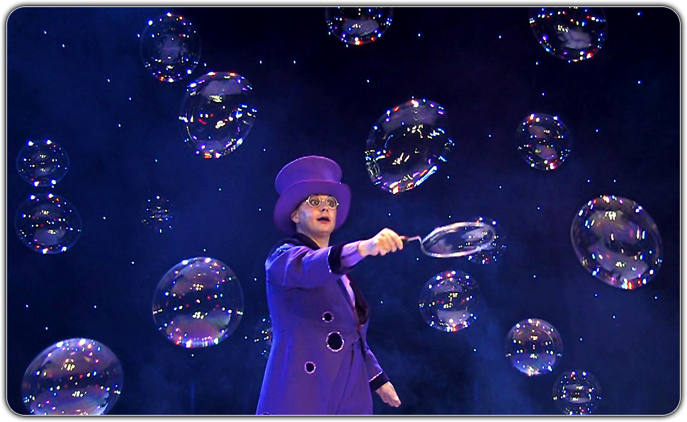 In seiner Seifenblasen Performance zeigt Blub eine Außergewöhnliche Showeinlage mit Seifenblasenkunst
